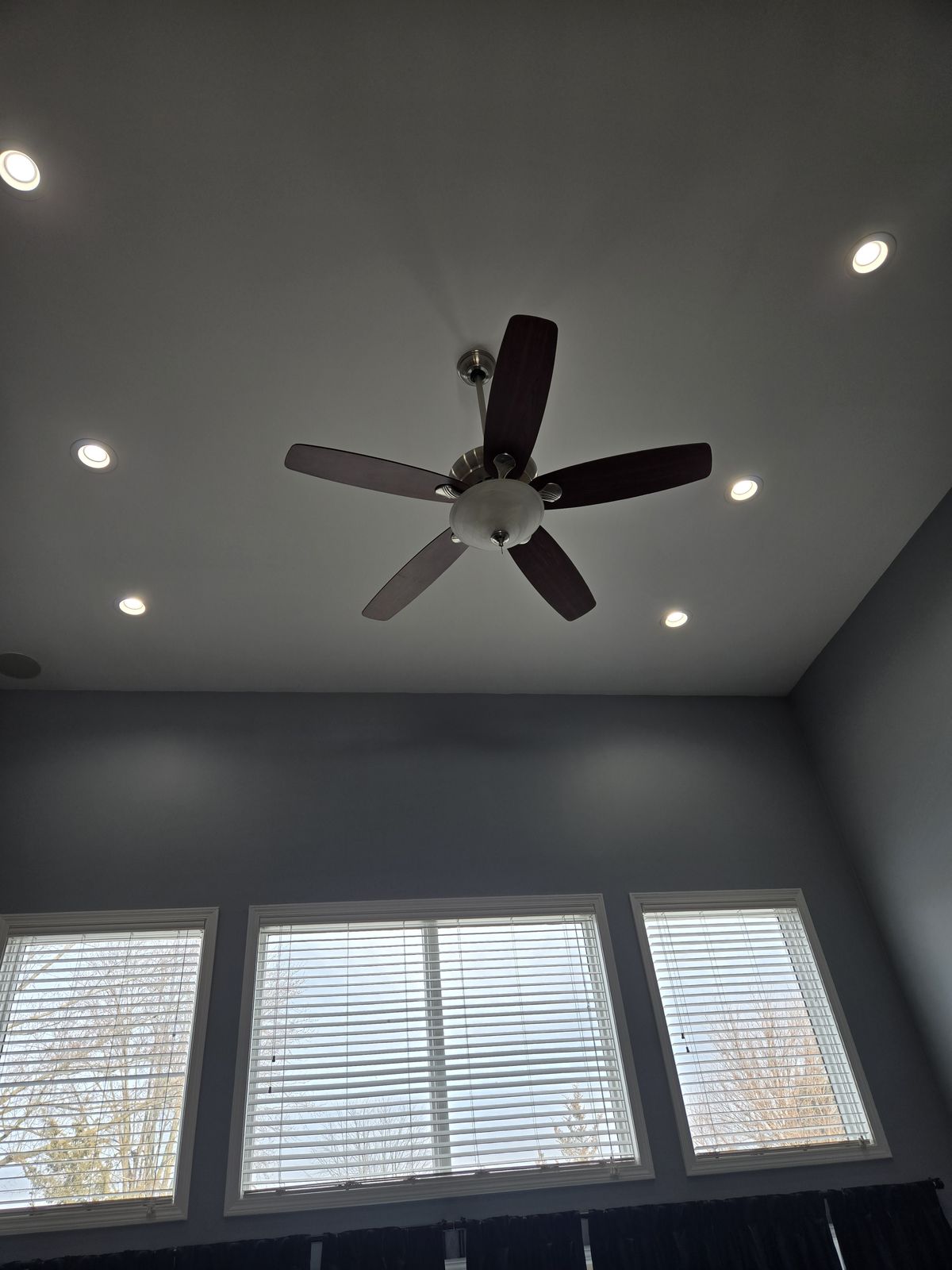 Ceiling fan with recessed lighting in a living room